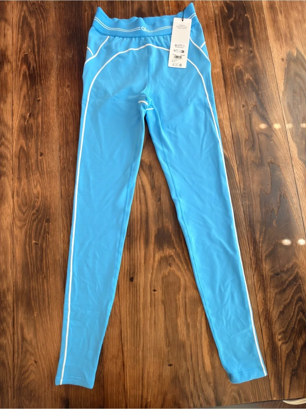 ALO Yoga women’s Light Blue Leggings with White Piping